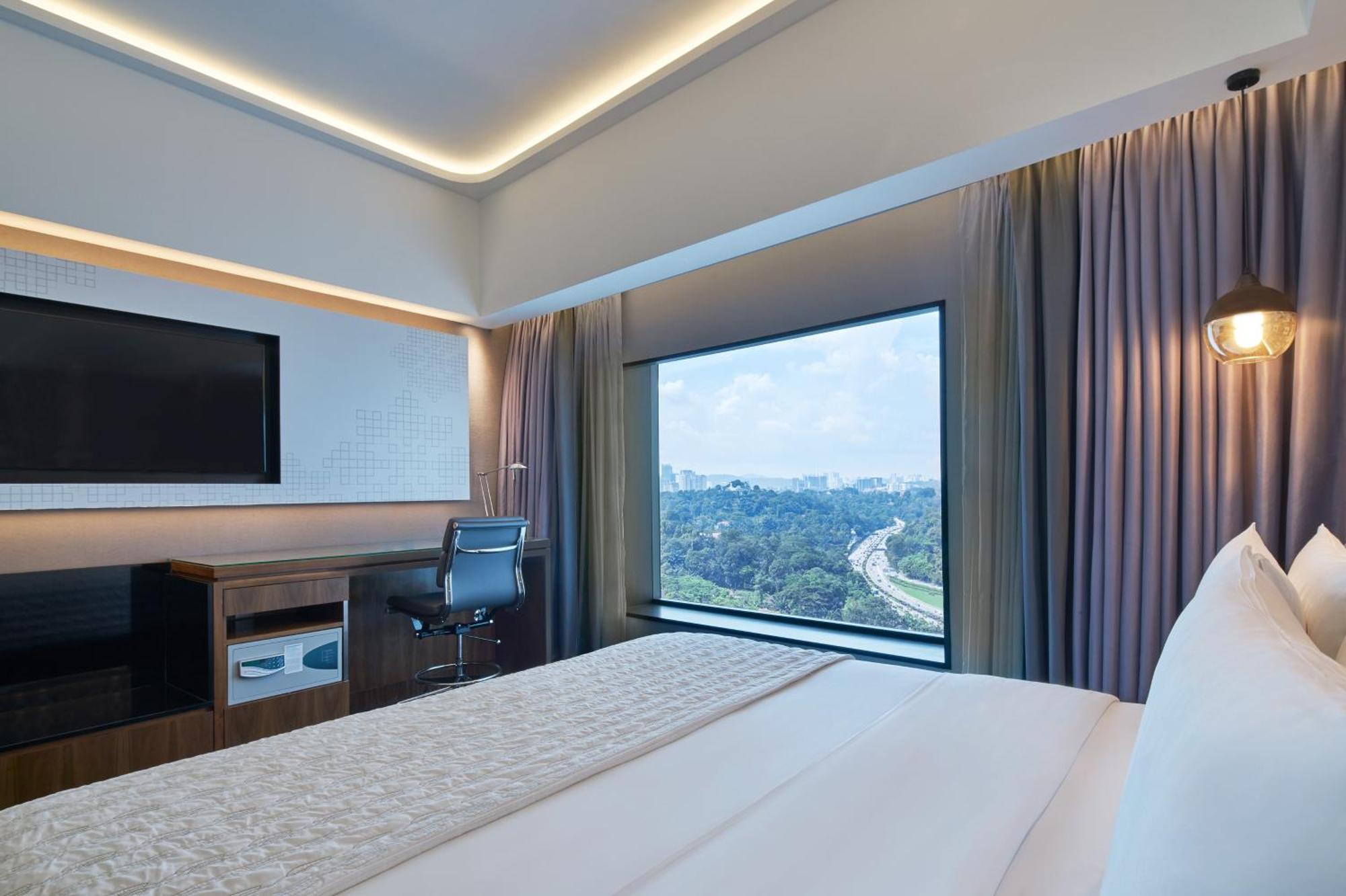 Le Meridien Hotel 5*